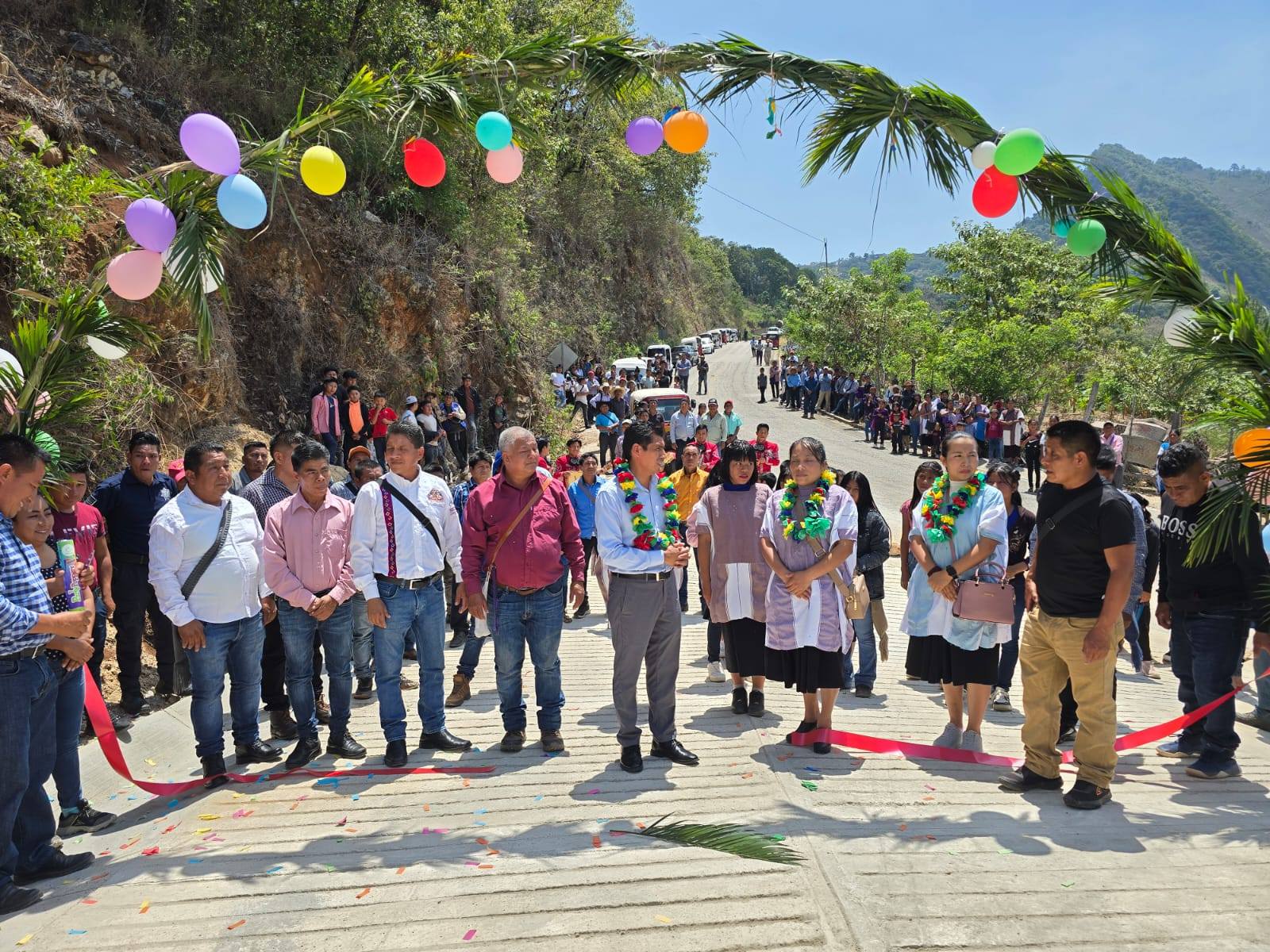 Inauguración del acceso de concreto hidráulico que conecta directamente con la Telesecundaria de la comunidad de San José Chacté.